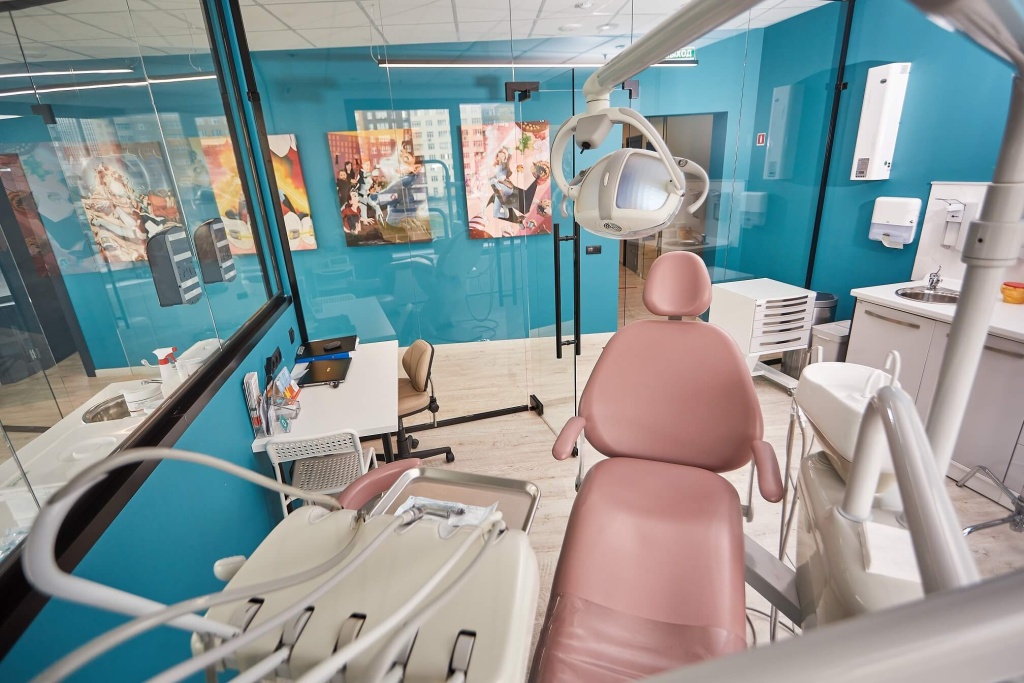 стоматологическое кресло и оборудование в клинике