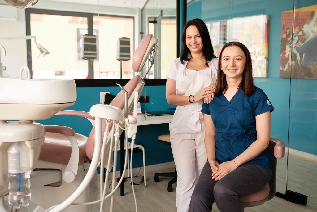 2 стоматолога в стоматологическом кабинете
